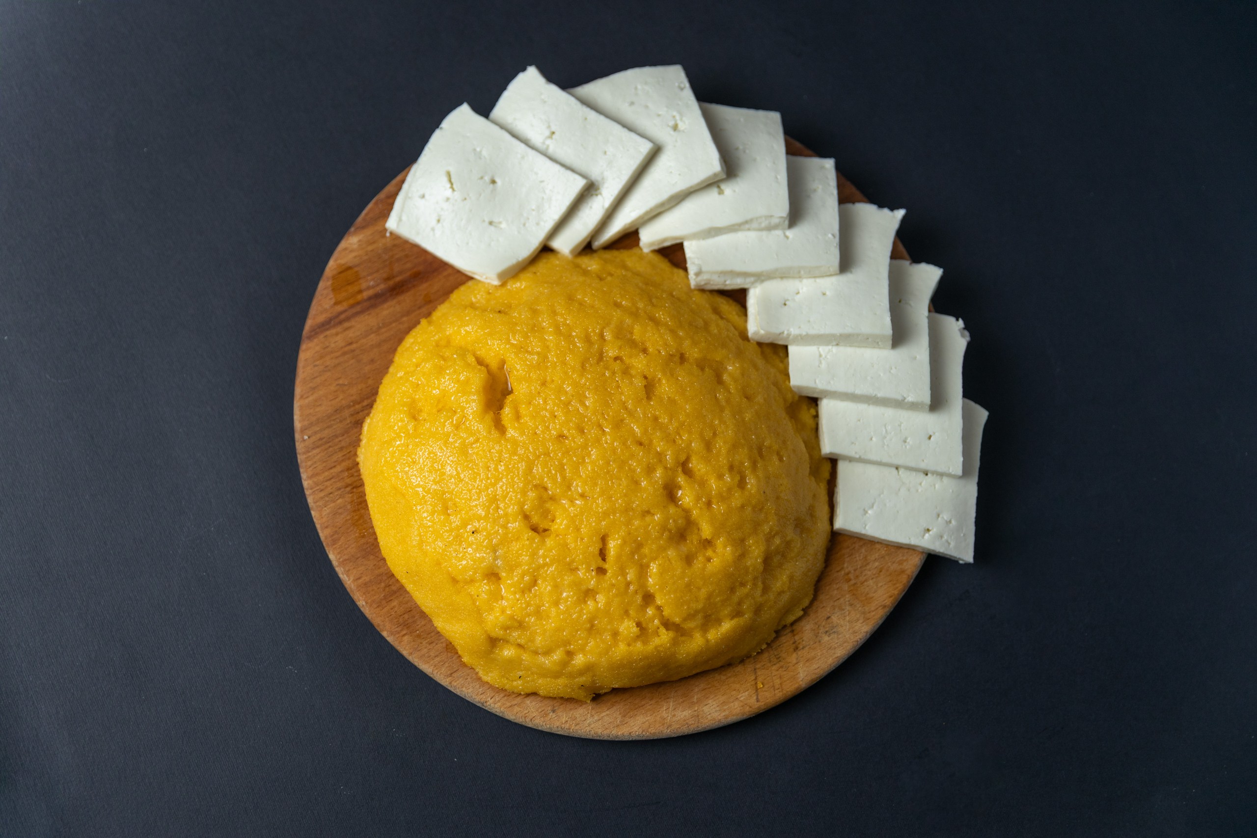 Mămăligă cu brânză