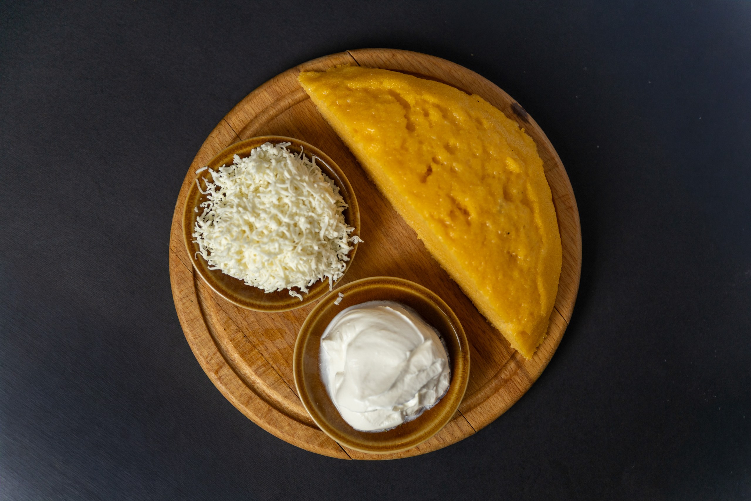 Mămăligă cu brânză și cu smântână